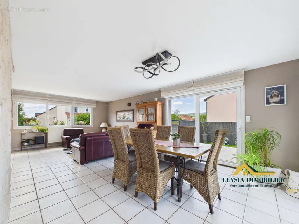 Salle à manger - Maison Luxueuse avec Terrasse à Ludres