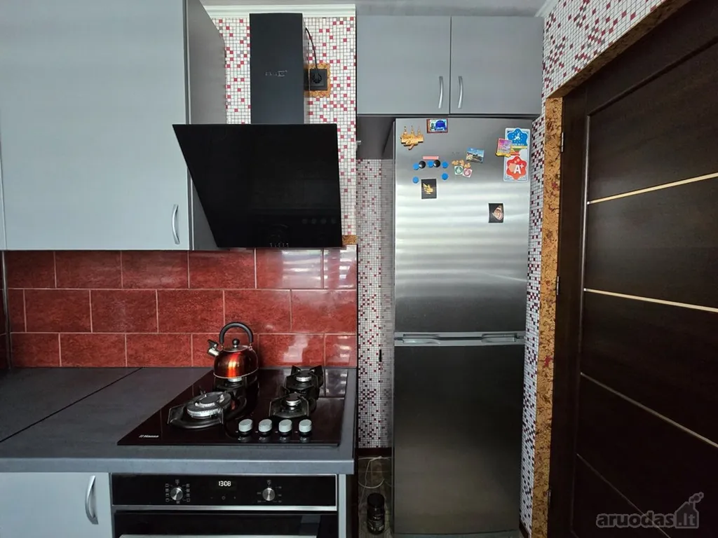 Cuisine - Modernised 3-Bedroom Flat with Balcony in Dainavos
