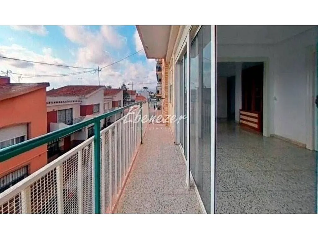 Balcon - Apartment with Balcony in Barrio Peral