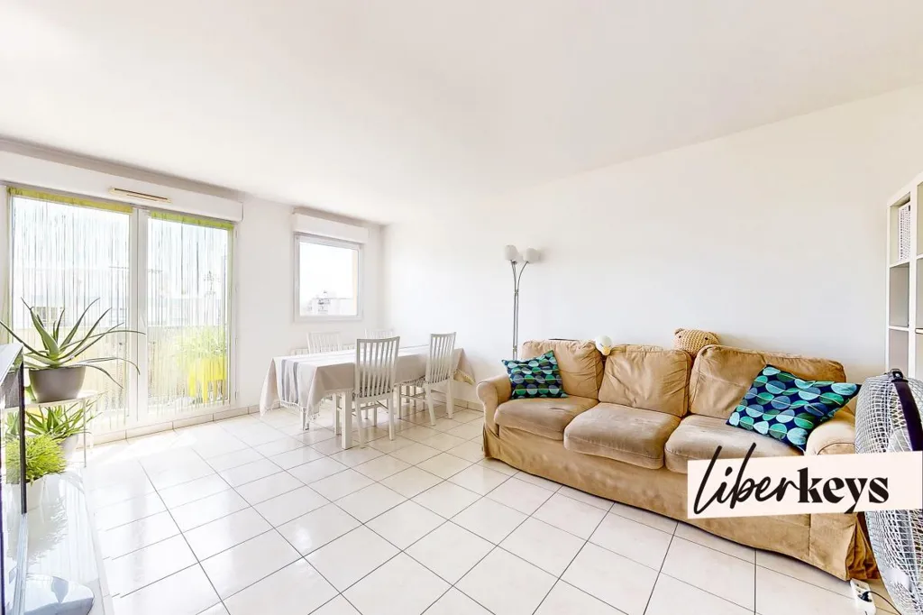 Soggiorno - Spacious 5-Bedroom Flat with Balcony in Bondy
