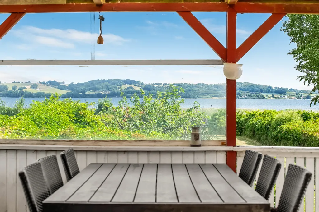 Terraza - Vacation Home with Waterfront View in Sellerup Strand