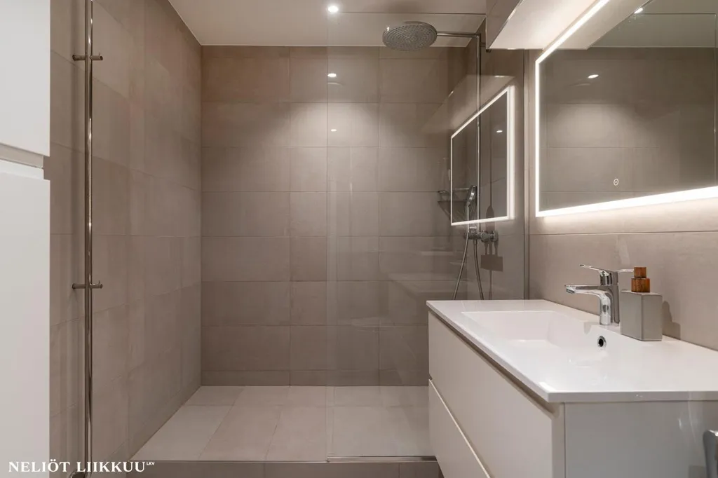 Salles de bain - Modern Apartment with Balcony in Hermanni