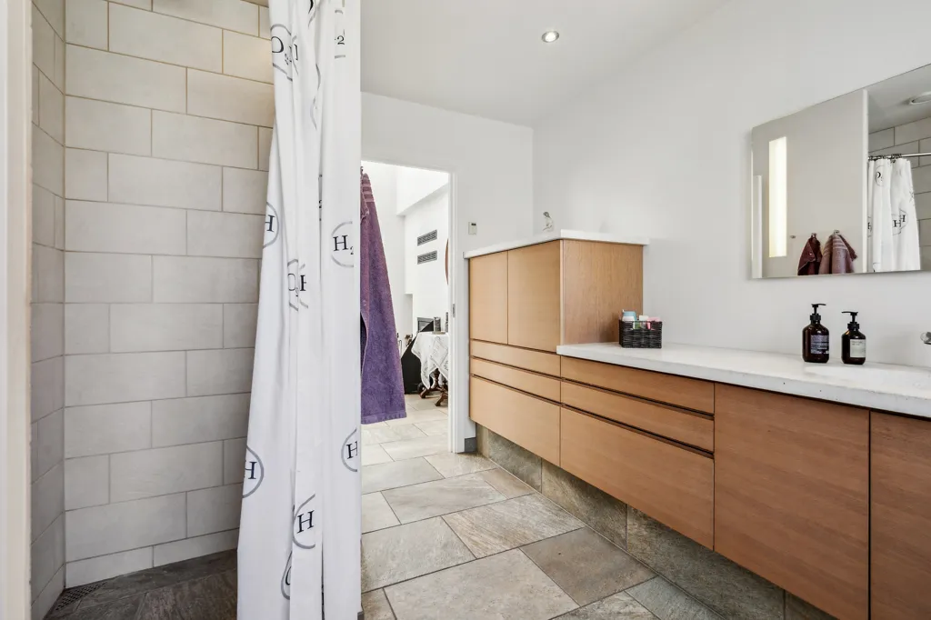 Vannitoad - Modern Villa with Water View in Faxe