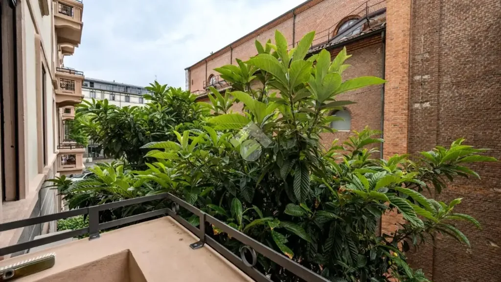Rõdu - Elegant Trilocale with Balcony in Milan