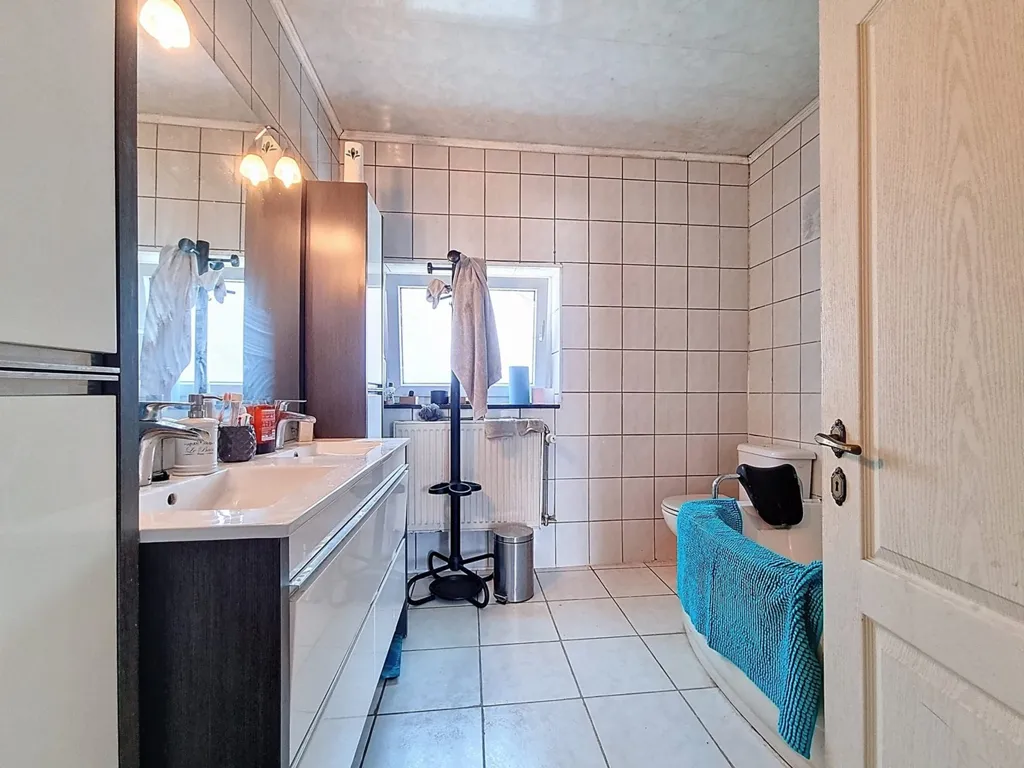 Salles de bain - Maison de Caractère avec Piste pour Chevaux à Lesve