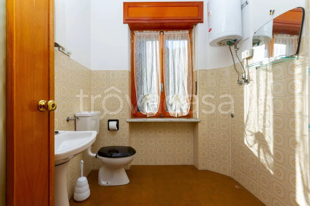 Salles de bain - Detached House with Three Garages in Frassino