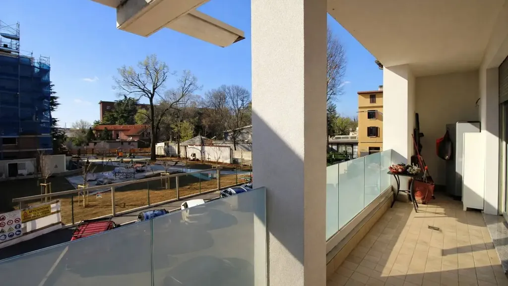 Rõdu - Modern Triplex with Terrace in Milan