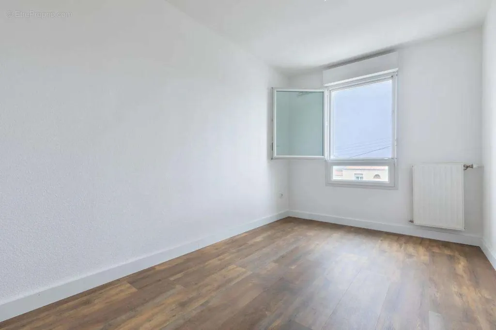 Rooms - 3-Bed Apartment with Balcony in Saint-Sébastien