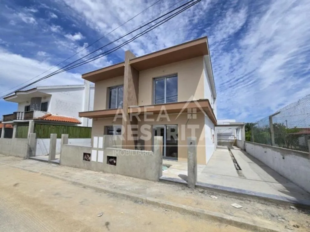Exterior - Contemporary Semidetached House in Seixal