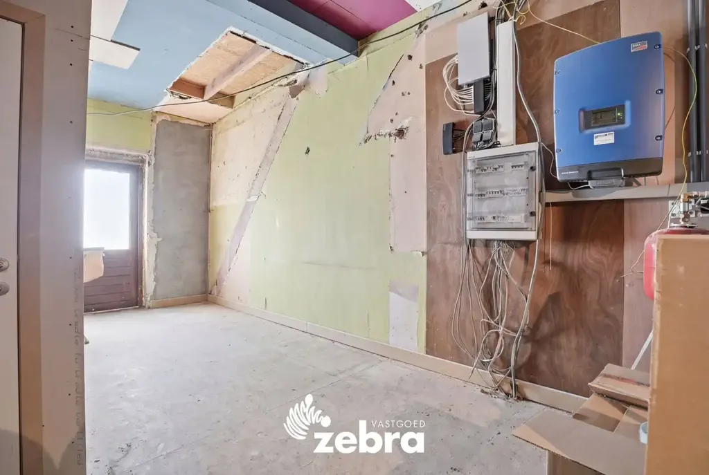 Rooms - Commercial Property with Private Flat in Pittem Centre