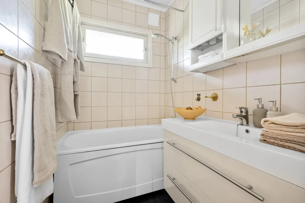 Salles de bain - Detached House with Double Garage in Nittedal