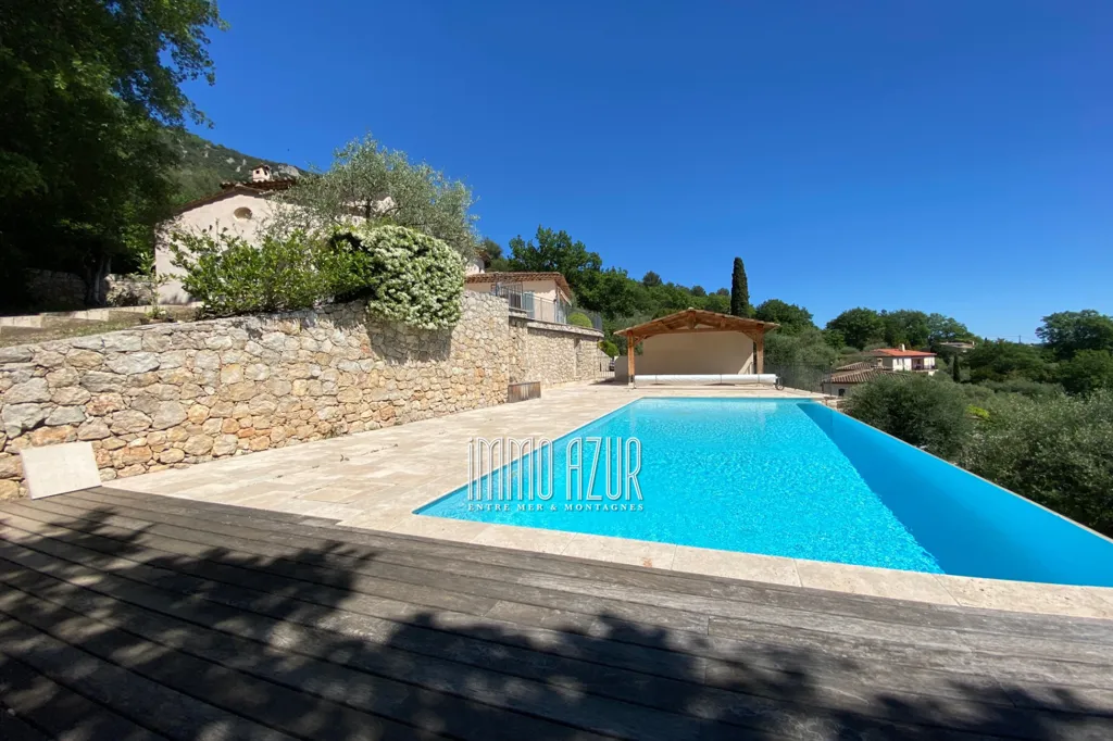 Piscine - Villa Récemment Construite avec Piscine à Proximité des Collines