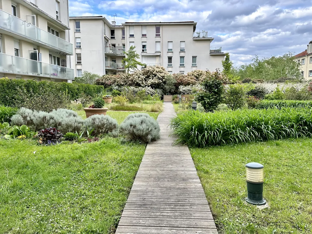 Aed - Bright 2-Bed Flat with Terrace in Créteil