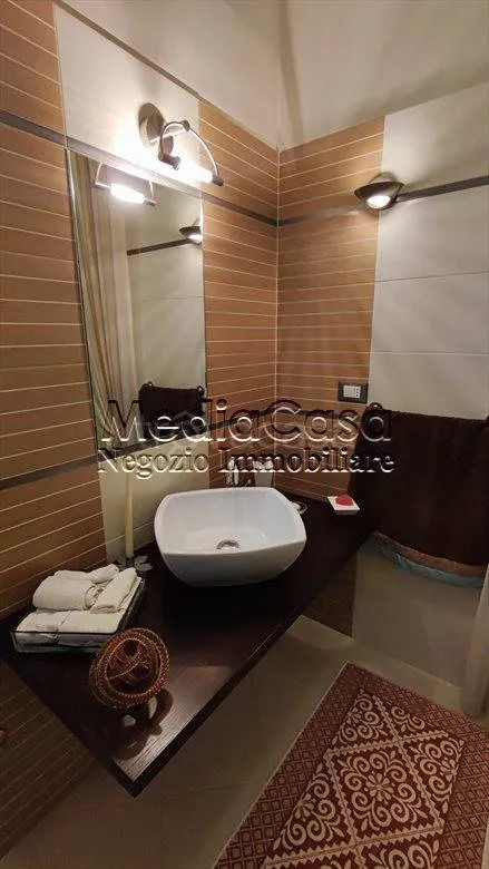 Salles de bain - Elegant Villa with Private Garden in Teverola