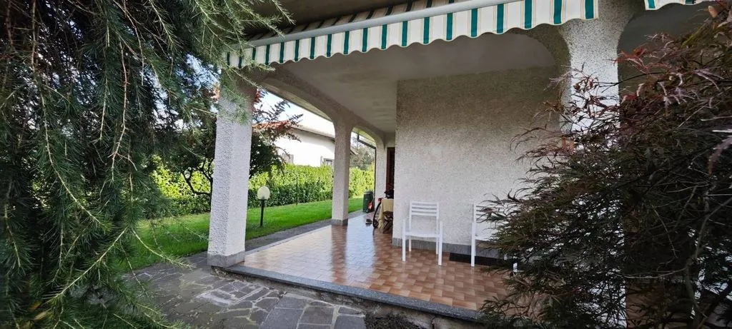 Terrasse - Luxury Villa with Pool in Castronno
