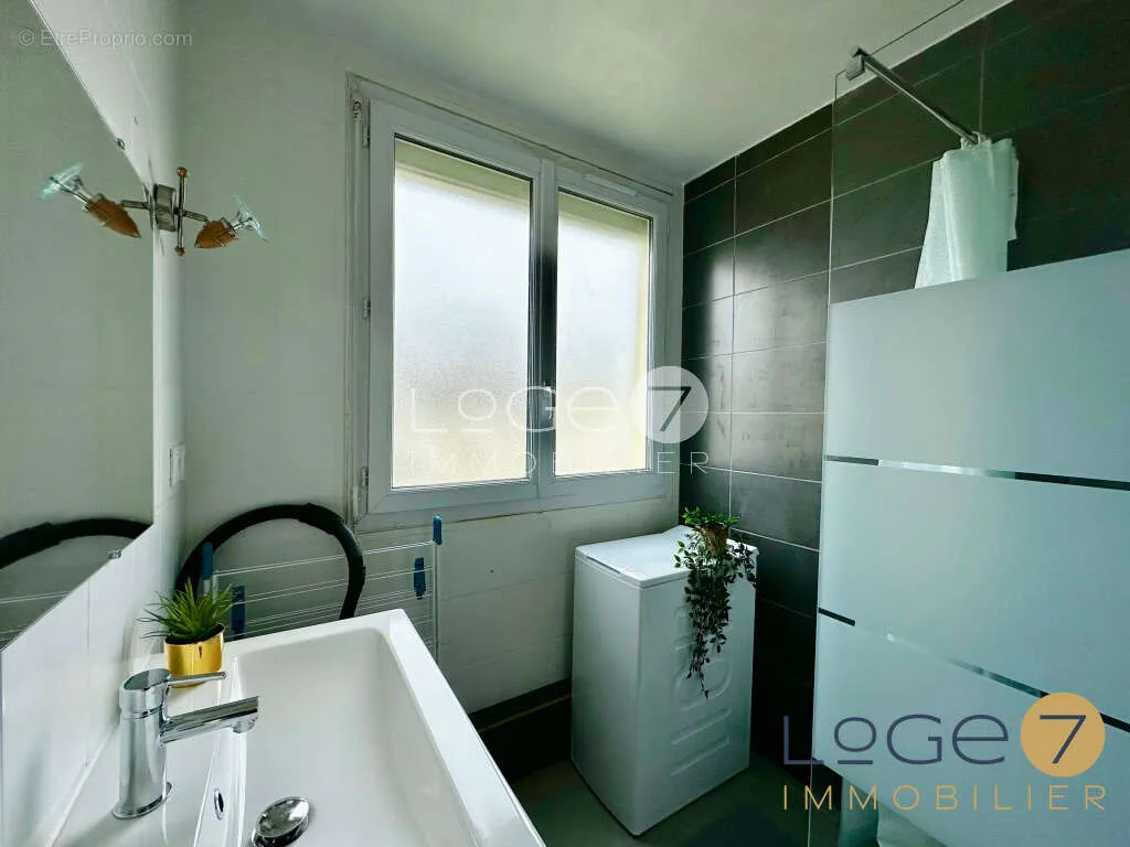 Vannitoad - Spacious 5-Bedroom Apartment in Lorient