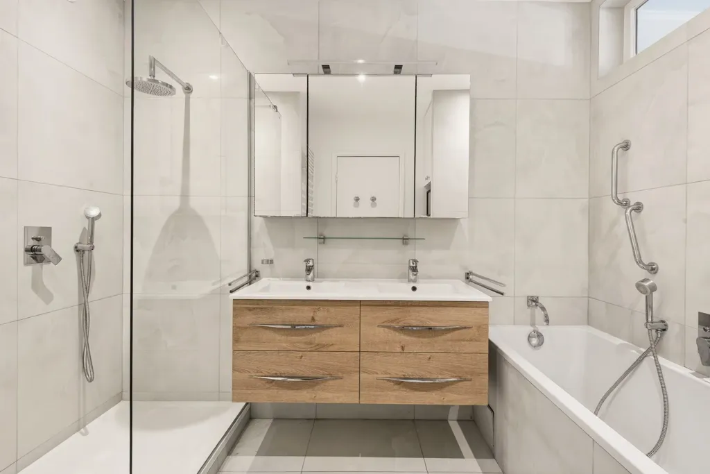 Bagni - Renovated Apartment with Park View in Saint-Cloud