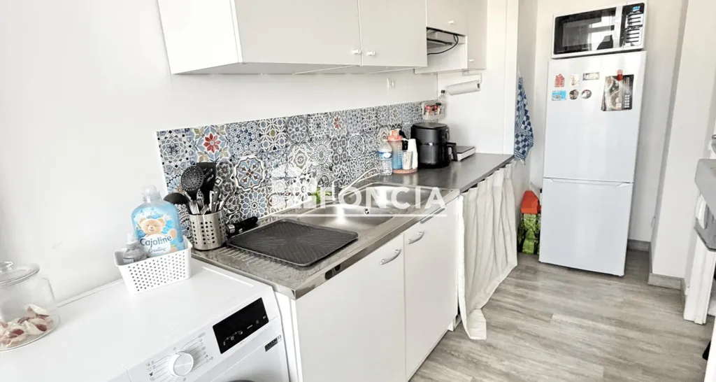 Cuisine - Studio avec Balcons et Parking à Paris