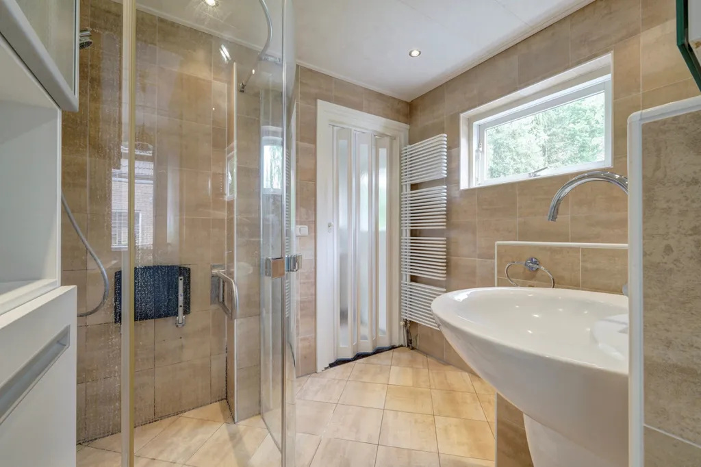 Salles de bain - Villa with Mature Trees in Ugchelen