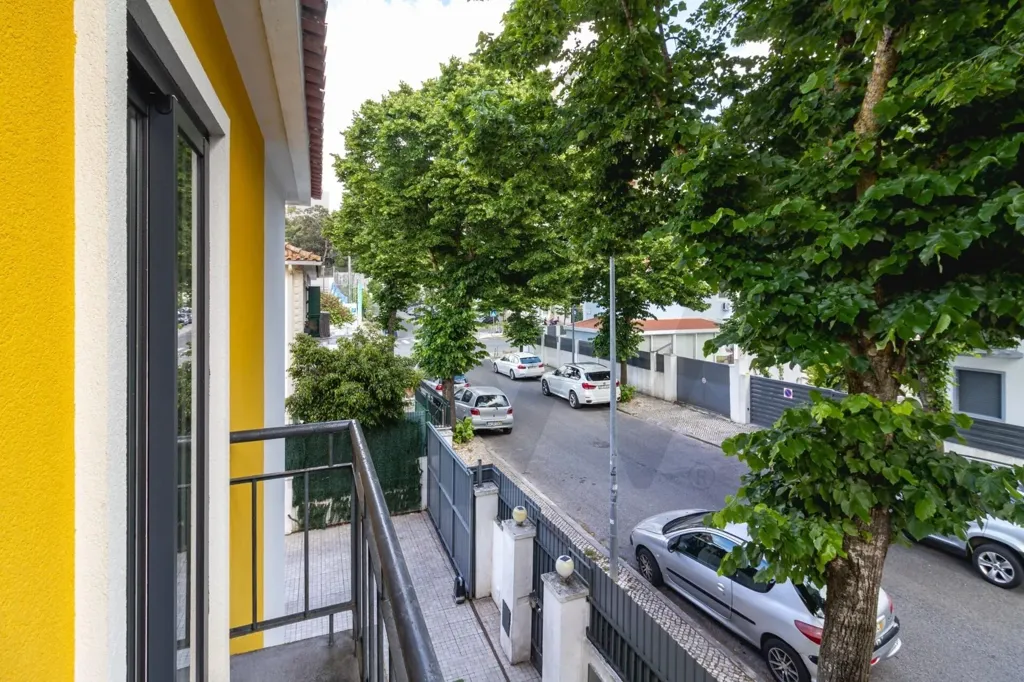 Balcony - Central Benfica House with Pool