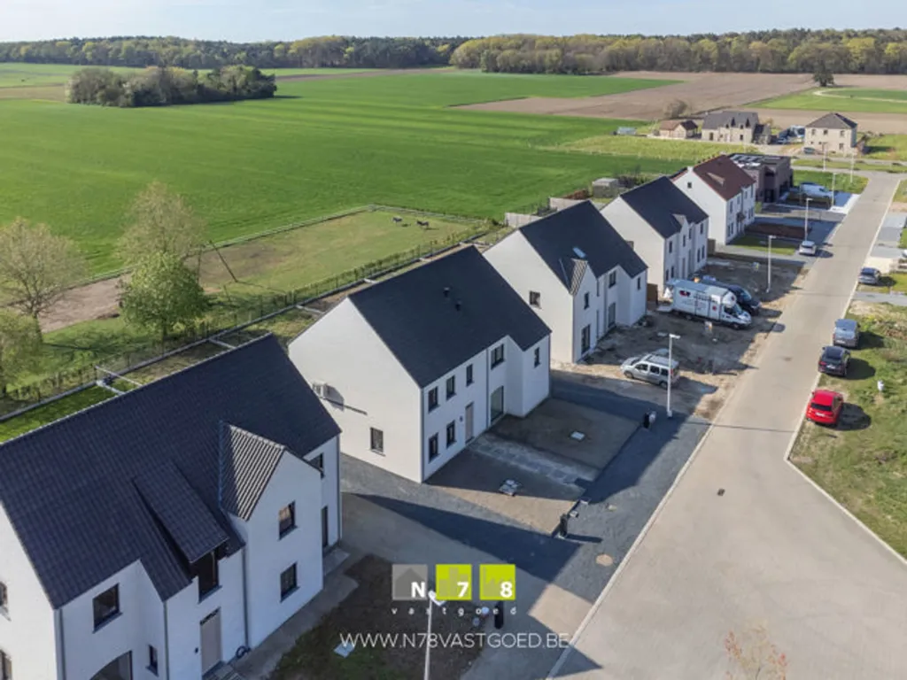 Vue aérienne - Nouvelle Maison avec 3 Chambres à Opitter