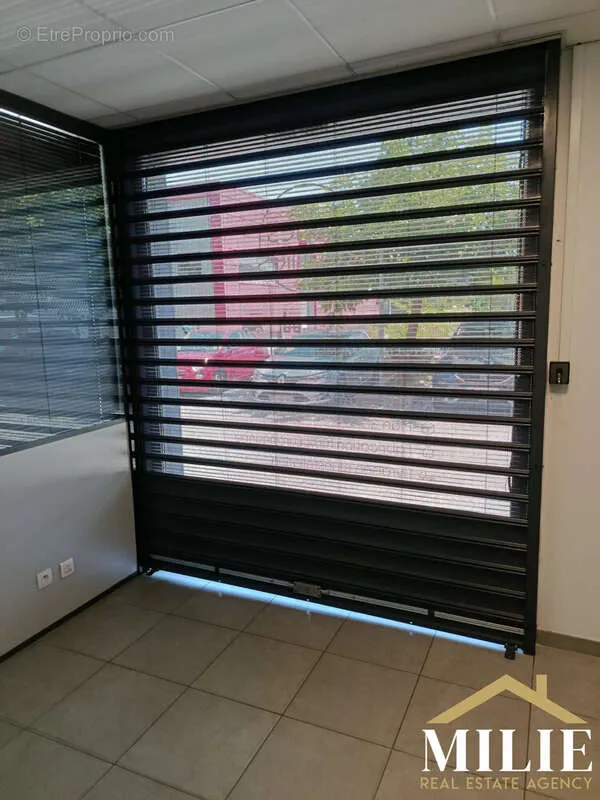 Pièces - Bureaux en rez-de-chaussée avec accès direct à La Seyne-sur-Mer