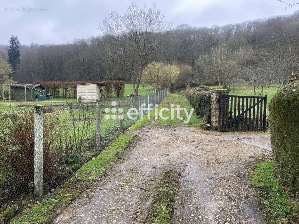 Aed - Constructible Plot in Tourneville
