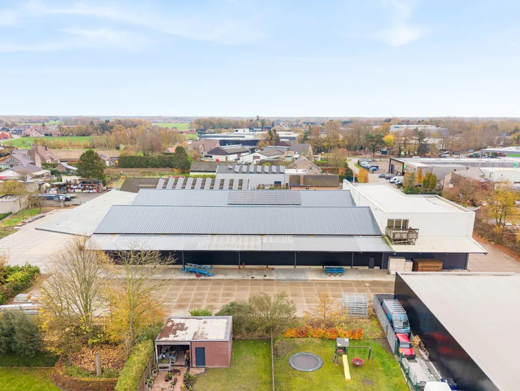 Vue aérienne - Bâtiment Multifonctionnel Rénové à Retie