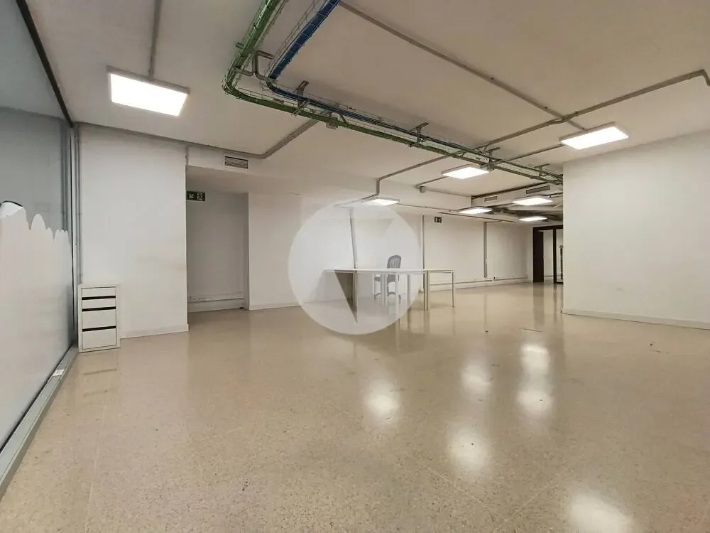 Bureau - Commercial Space with Large Facade in Comte Borrell