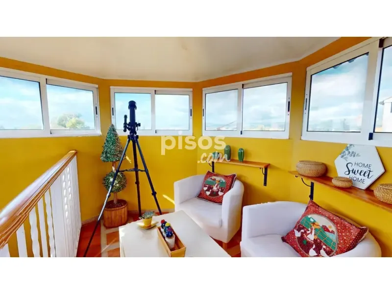 Terrasse - Two-Storey House with Solar Panels in Majaneque