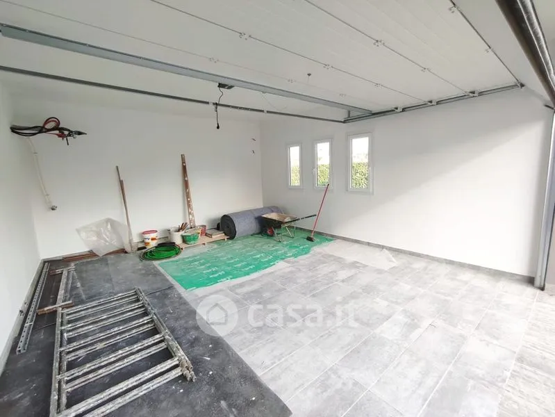 Garaaž - Modern Villa with Private Garden in Filago