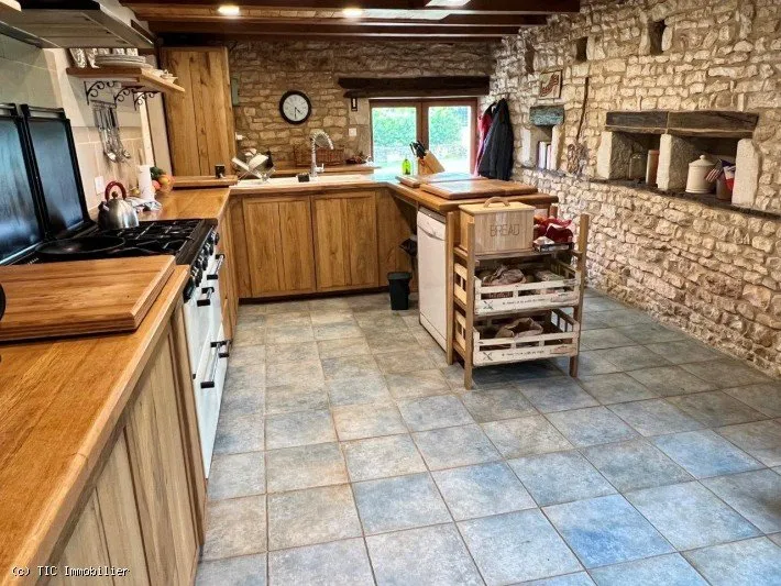Köök - Spacious House with Large Garden in Cellefrouin