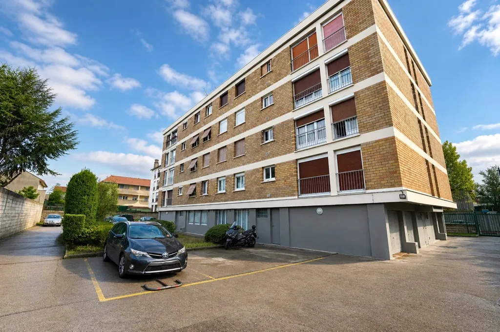 Extérieur - Appartement F2 au Dernier Étage avec Parking à Proximité des Commodités