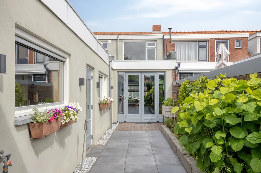 Aed - Spacious Semi-detached House with Deep Garden in Halsteren