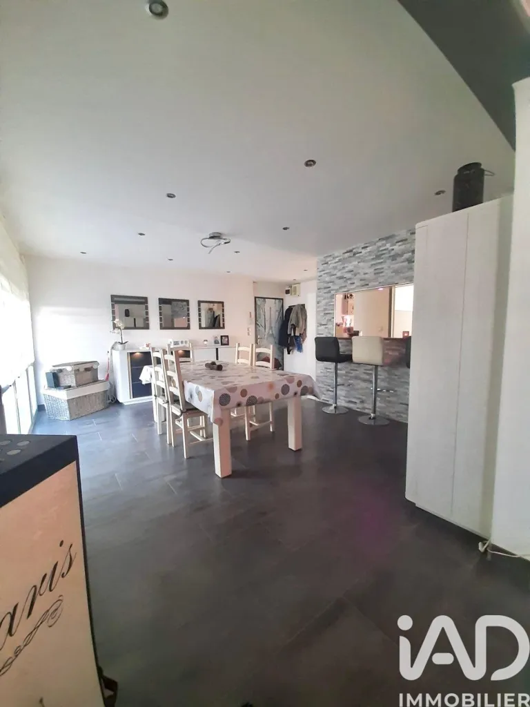 Söögituba - Fully Renovated Flat with Balcony in Aisne