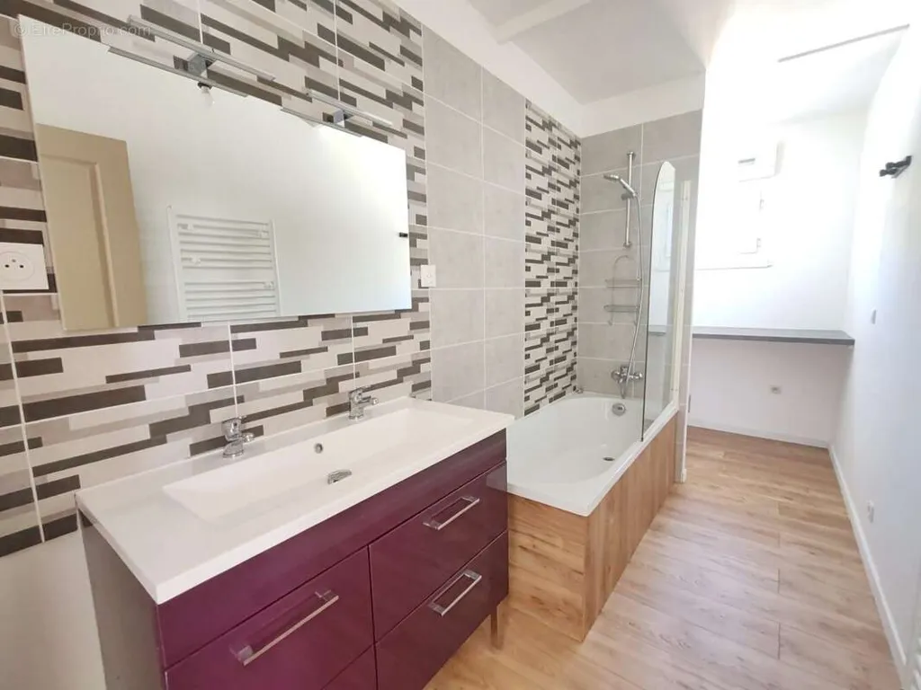Bathrooms - House with Independent Flat near Les Ponts-De-Cé