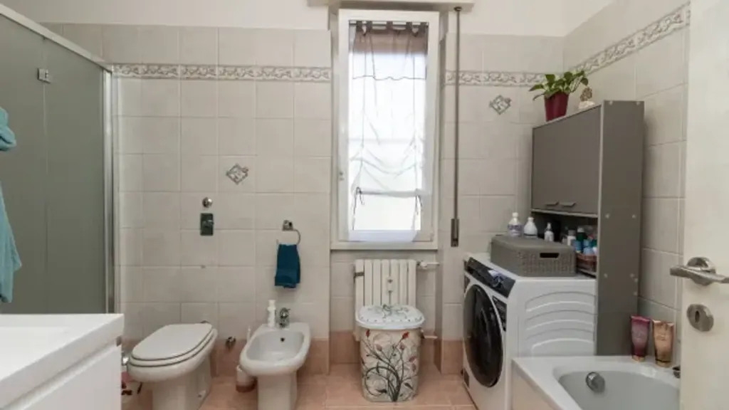 Salles de bain - Rusticated Apartment with Balcony in Monza
