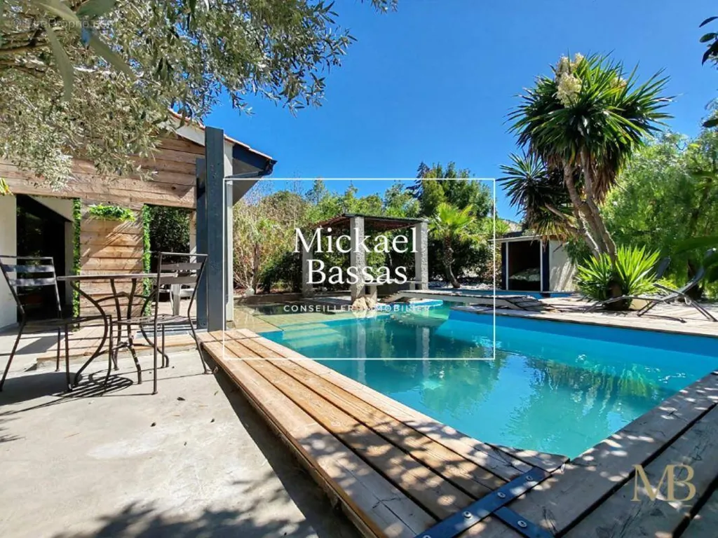 Piscine - Villa Contemporaine avec Piscine à Rigarda