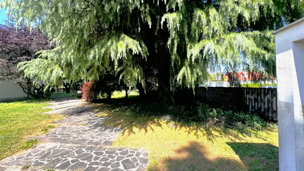 Aed - Villa with Edificabile Potential in Bernareggio