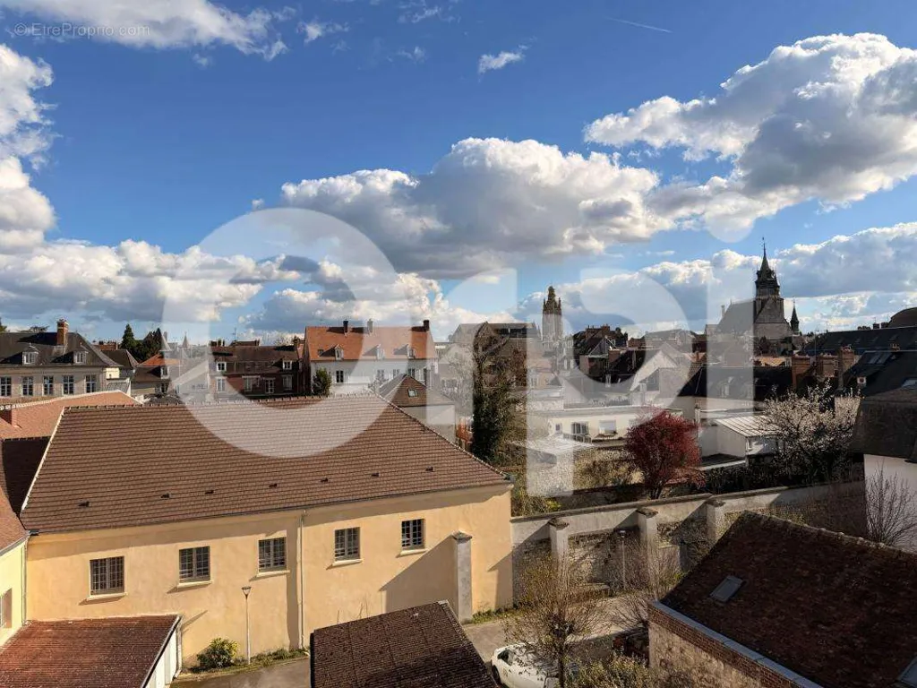 Balcon - Appartement T2 avec Vue sur Cour au Centre de Compiègne