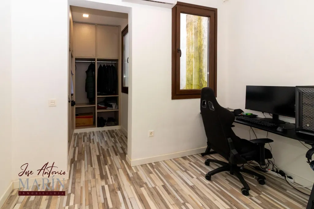 Bureau - Apartment with Balcony in Old Town Centre