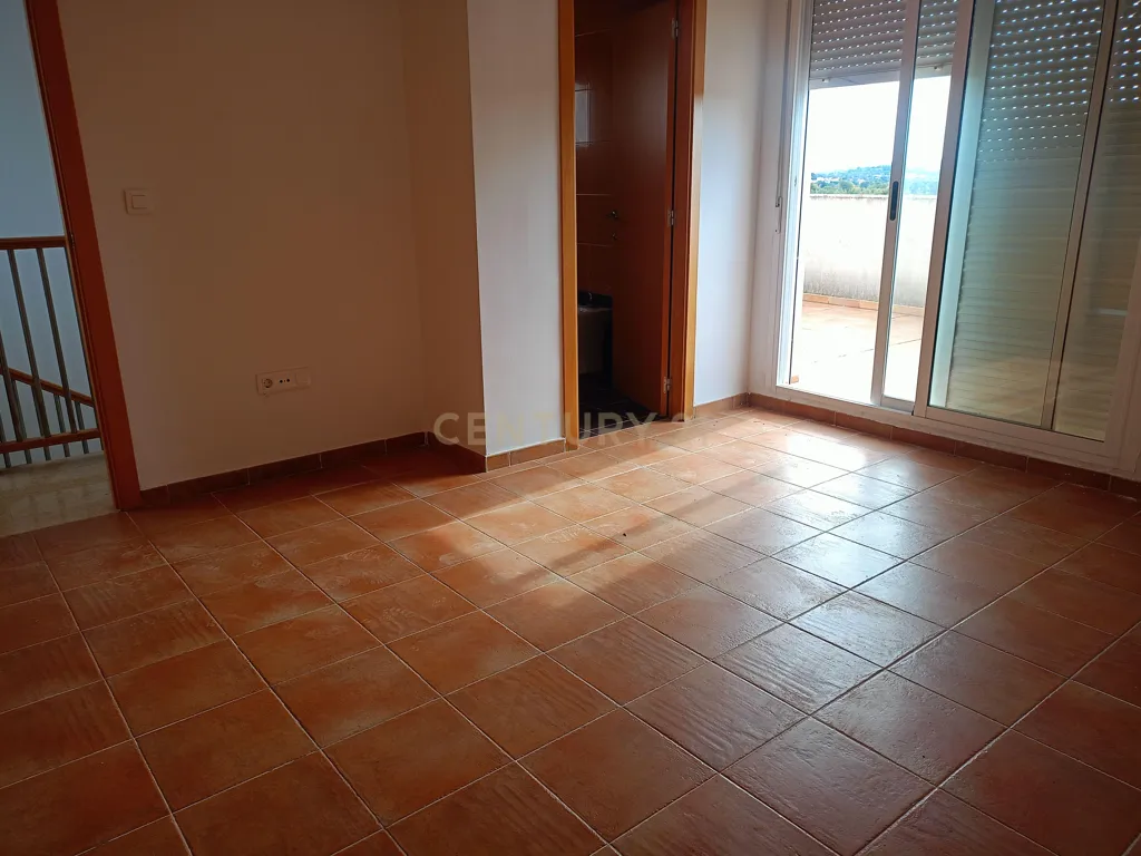 Terrass - Pareded Chalet with Large Parcel in Montserrat
