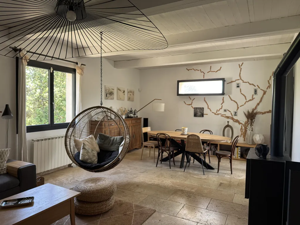 Séjour - Maison Rénovée avec Piscine dans un Environnement Calme