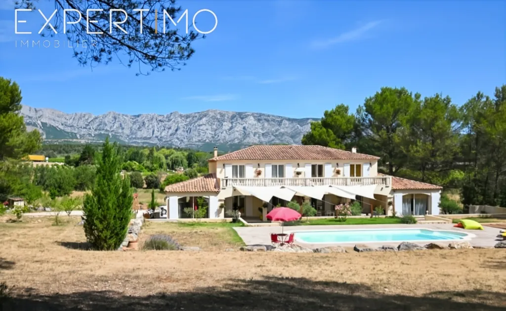 Pool - Luxury Villa with Pool in Rousset