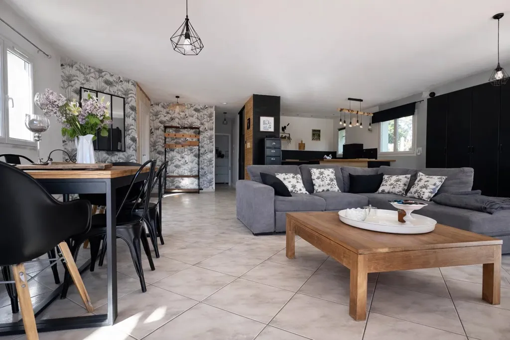 Detached 6-Bed House with Pool in Saint-Sulpice-La-Pointe