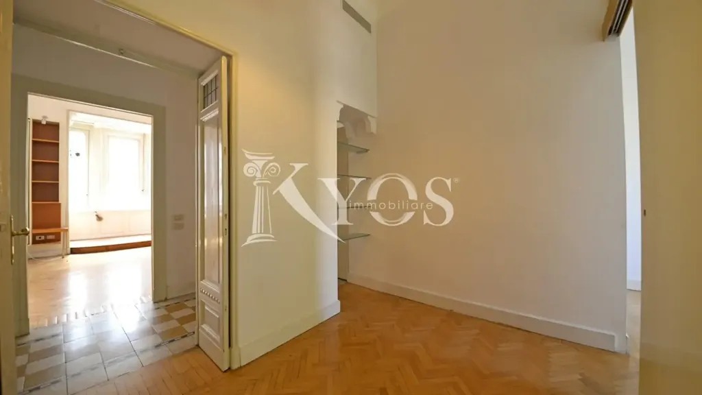Esik - Historic Triplex with Balcony in Milan