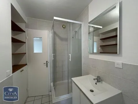 Salles de bain - Appartement Rénové 3 Pièces avec Parking à Olivet