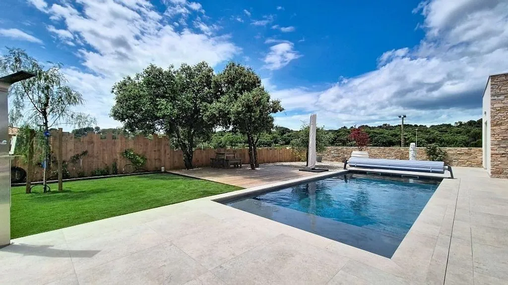 Piscina - Contemporary Villa with Pool in Langlade