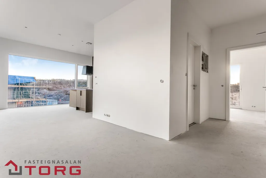 Elutuba - Modern Apartment with Balcony in Hnðraholt