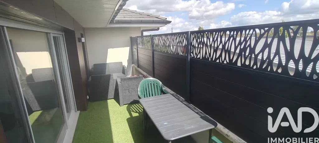 Balcony - 4-Bedroom Apartment with Terrace in Chelles